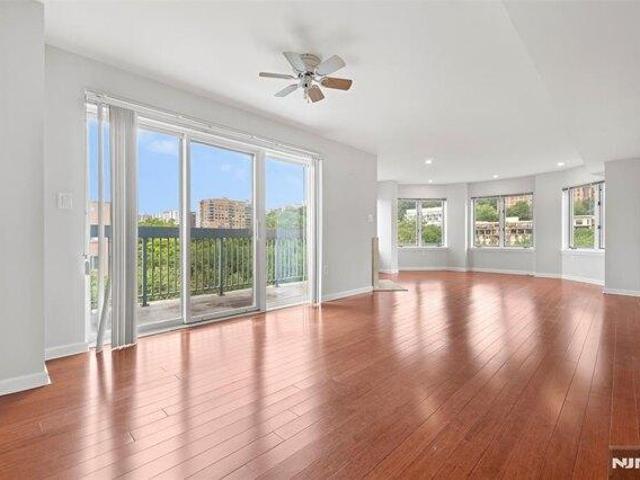 Condo for sale in Edgewater, New Jersey
