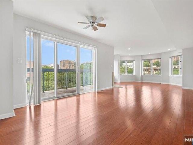 Condo for sale in Edgewater, New Jersey