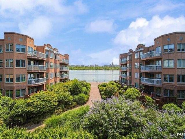 Condo for sale in Edgewater, New Jersey