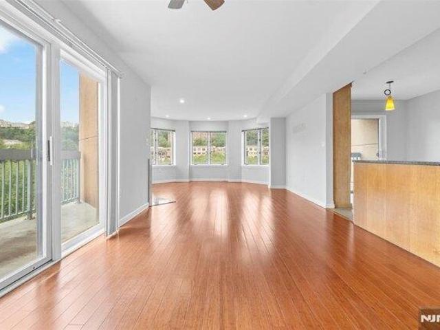 Condo for sale in Edgewater, New Jersey