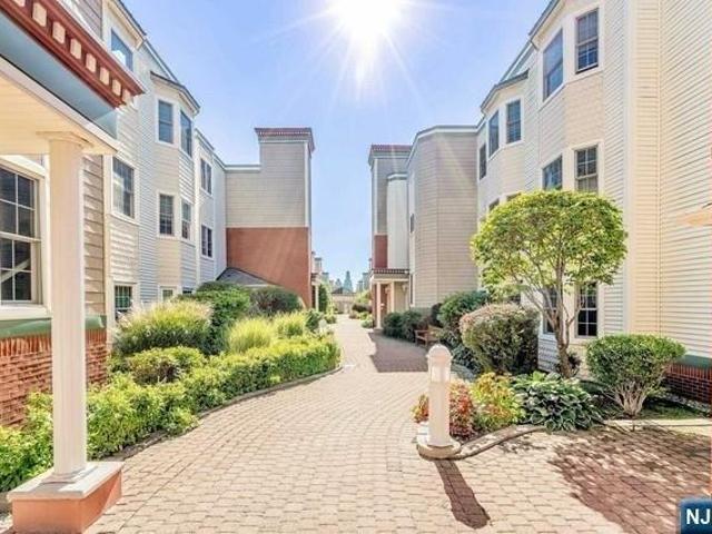 Condo for sale in Edgewater, New Jersey