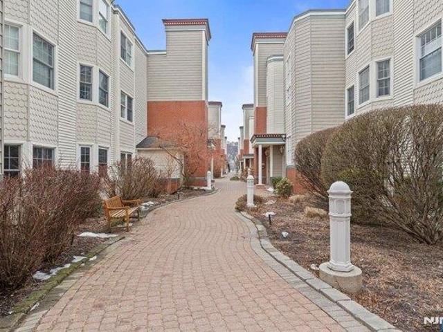 Condo for sale in Edgewater, New Jersey