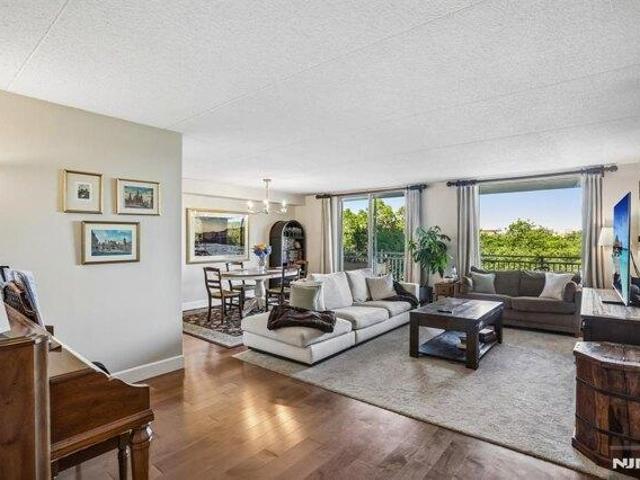 Condo for sale in Edgewater, New Jersey