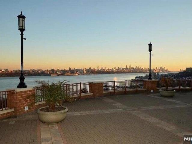 Condo for sale in Fort Lee, New Jersey