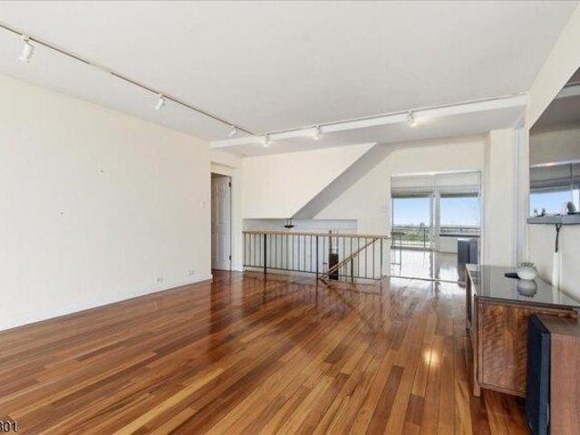 Condo for sale in Fort Lee, New Jersey