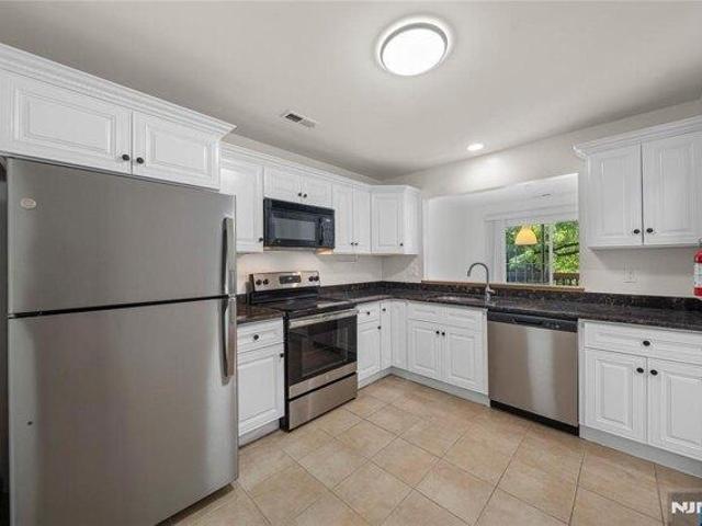 Condo for sale in Fort Lee, New Jersey