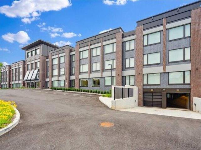 Condo for sale in Great Neck, New York