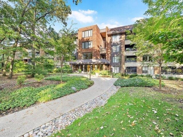 Condo for sale in Hinsdale, Illinois
