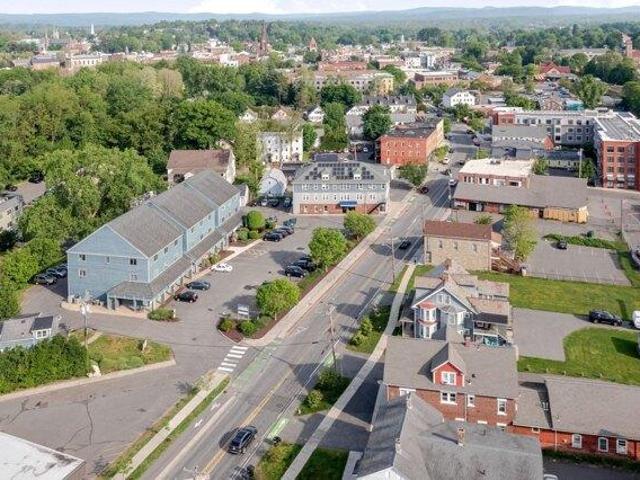 Condo for sale in Northampton, Hampshire County