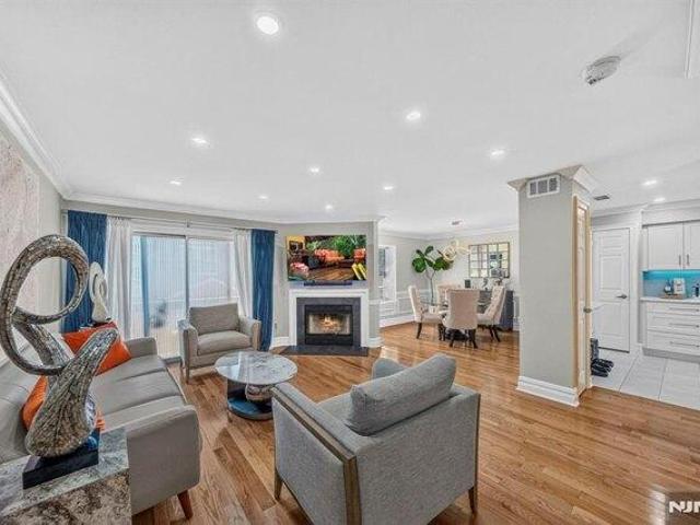 Condo for sale in Palisades Park, New Jersey