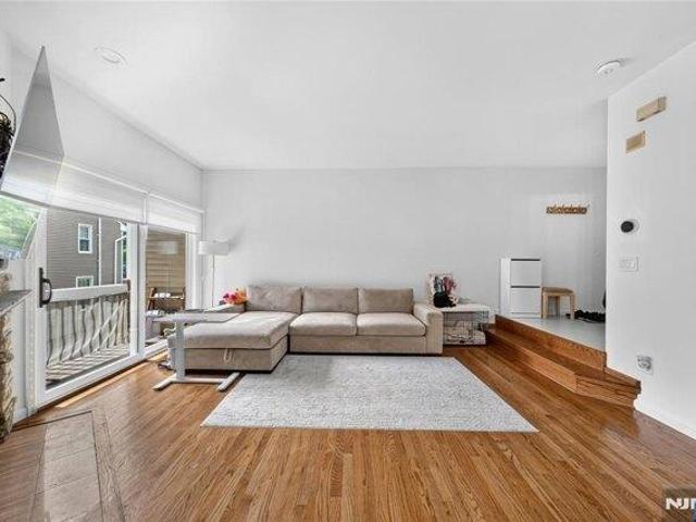 Condo for sale in Palisades Park, New Jersey