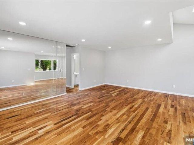 Condo for sale in Roseland, Essex County
