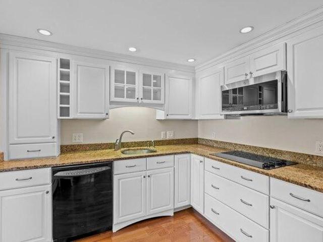 Condo for sale in Wellesley, Norfolk County