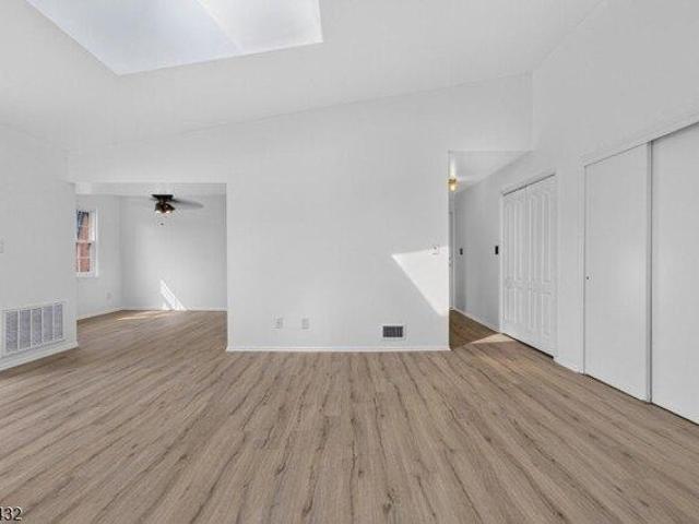 Condo for sale in Aspen Manor, Woodbridge Township