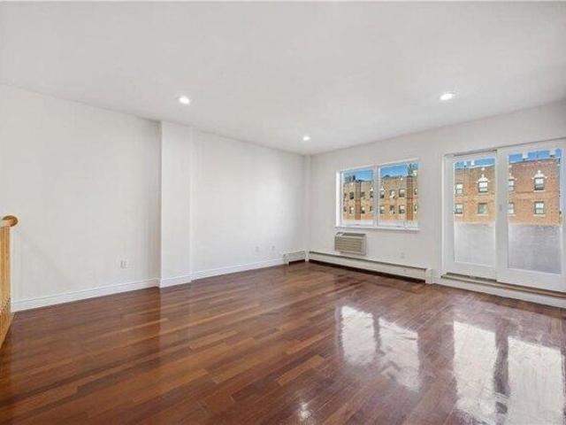 Condo for sale in Arverne, New York