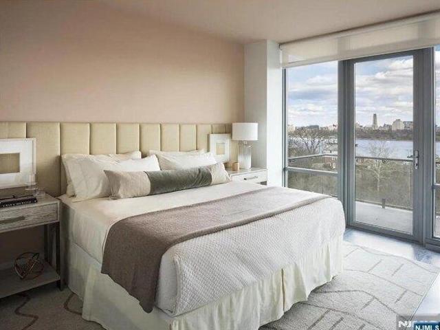 Condo for sale in Edgewater, New Jersey