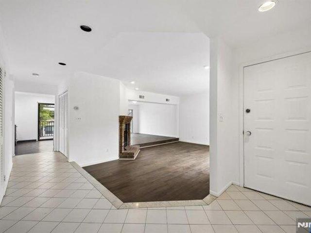 Condo for sale in Fort Lee, New Jersey
