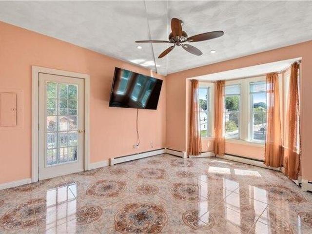Condo for sale in Lincoln, Rhode Island