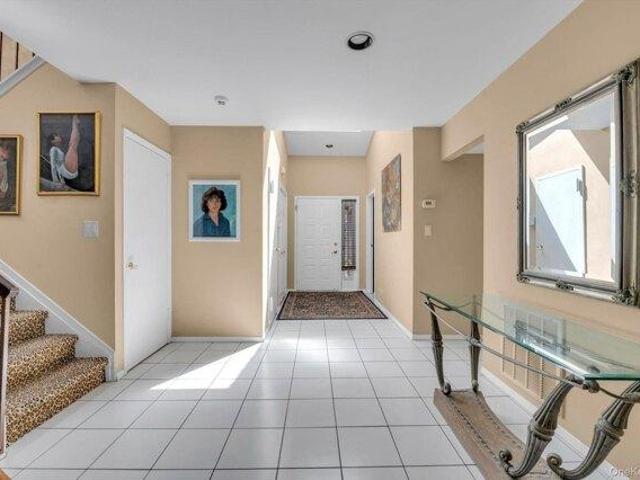 Condo for sale in Huntington, New York