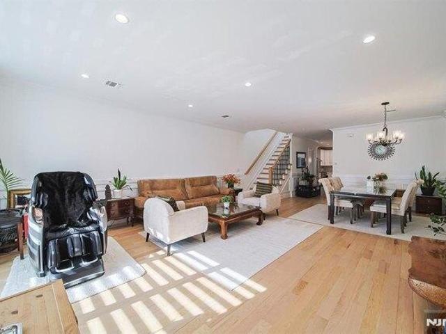 Condo for sale in Palisades Park, New Jersey
