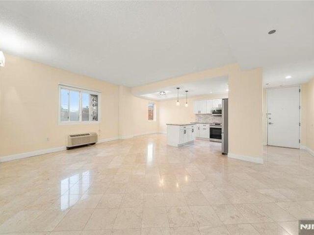 Condo for sale in Palisades Park, New Jersey