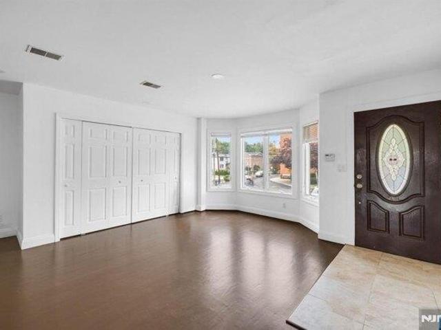 Condo for sale in Palisades Park, New Jersey