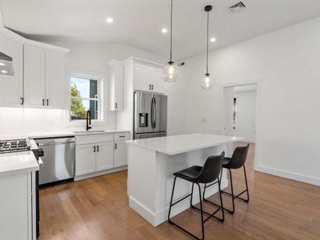Condo for sale in Banks Square, Waltham