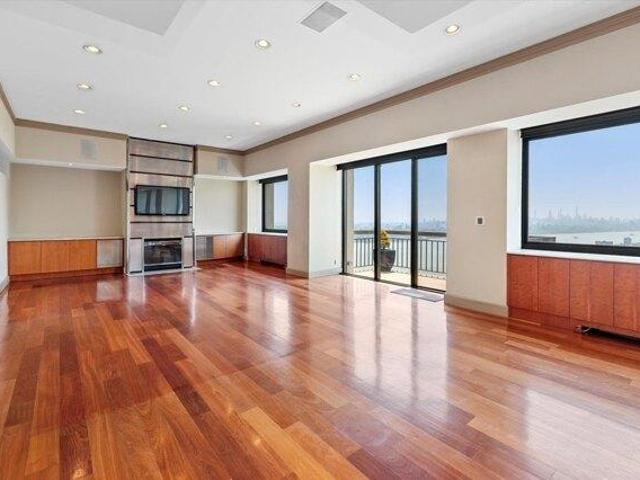 Condo for sale in Fort Lee, New Jersey