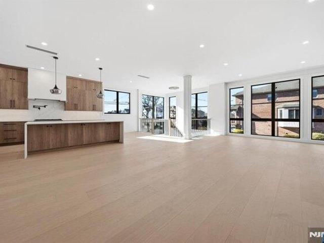 Condo for sale in Palisades Park, New Jersey