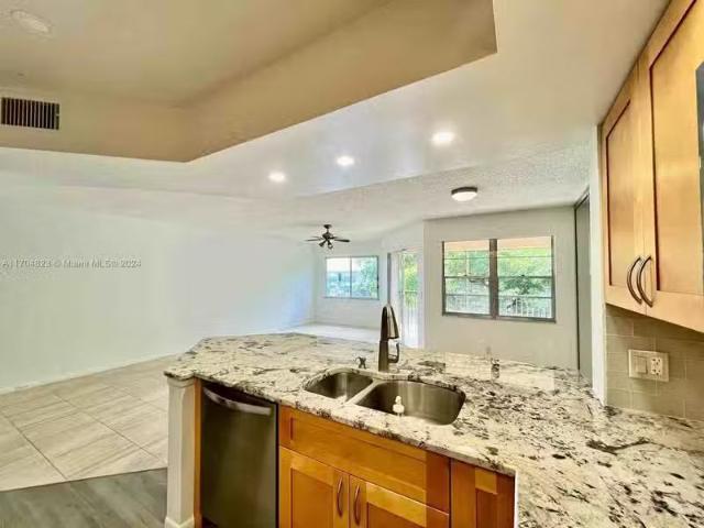 Condo for rent in Hollywood