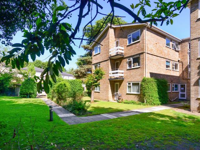 Apartment for rent in Blackhills, Surrey