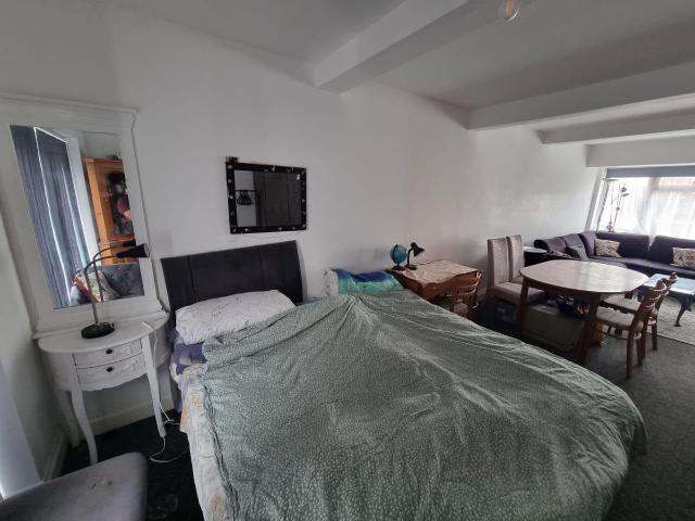 Room for rent in Elm Park, Greater London