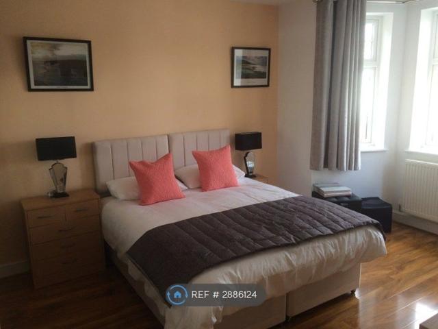 Room for rent in Station Road, Greater London