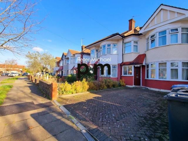 Room for rent in Bowes, Greater London
