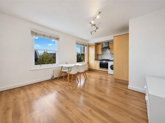 Apartment for rent in Maitland Park, Greater London