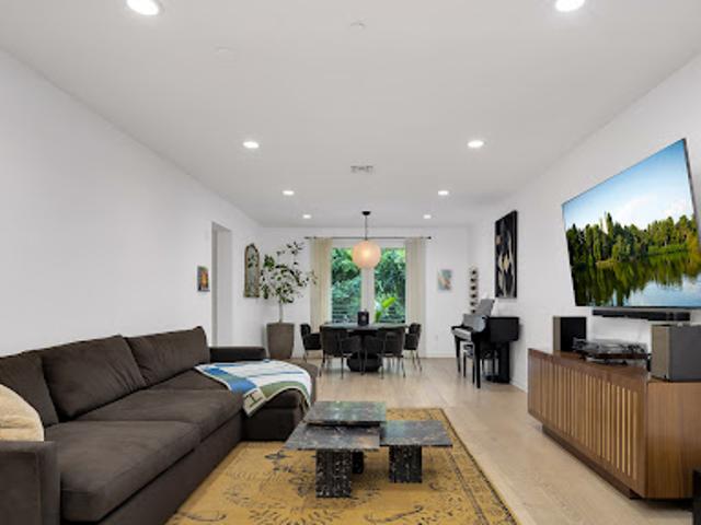 Apartment for sale in Canoga Park, California