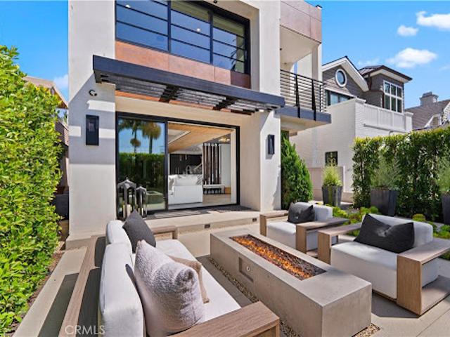 Apartment for sale in Corona Del Mar, California
