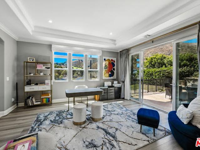 Apartment for sale in Malibu, California
