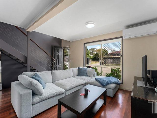 Townhouse for sale in Holland Park West, Greater Brisbane