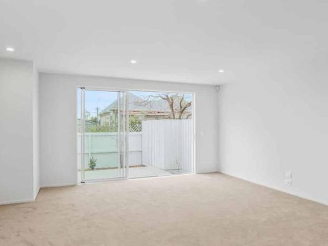 Townhouse for rent in Chaslands, Canterbury