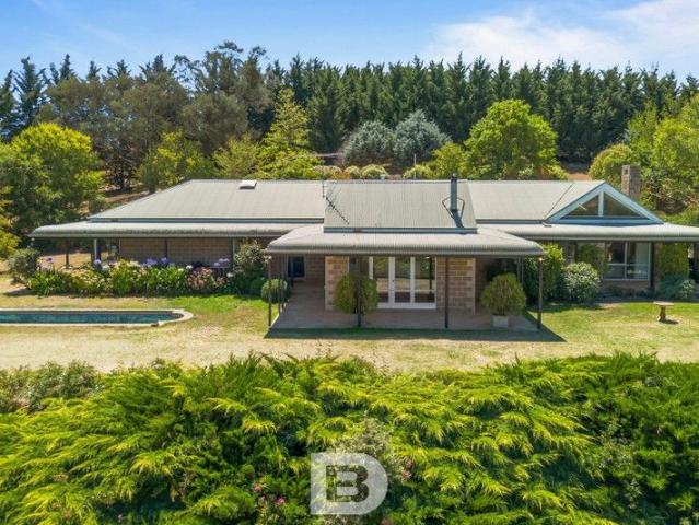 Cottage for sale in Riddells Creek, Victoria