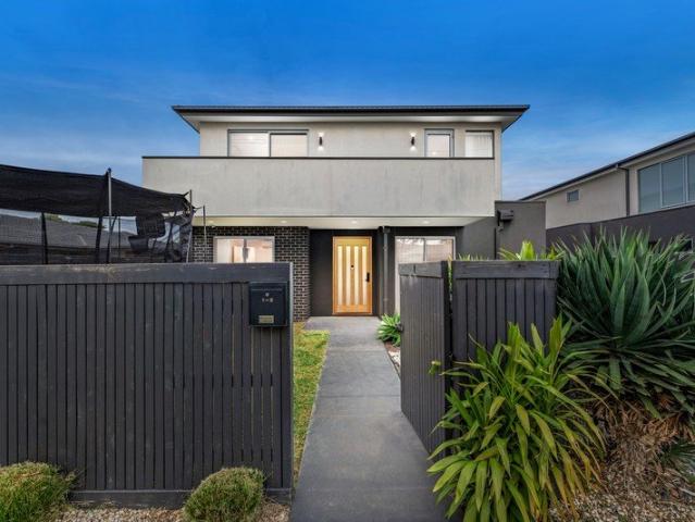 Townhouse for sale in Patterson Lakes, Melbourne