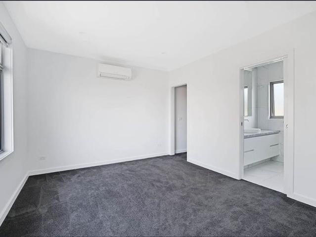 Townhouse for rent in Heidelberg Heights, Melbourne