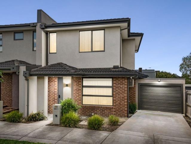 Townhouse for sale in Clarinda, Melbourne