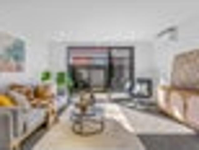 Townhouse for sale in Chaslands, Canterbury