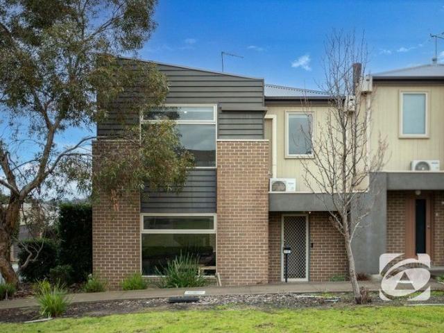 Townhouse for sale in Pakenham