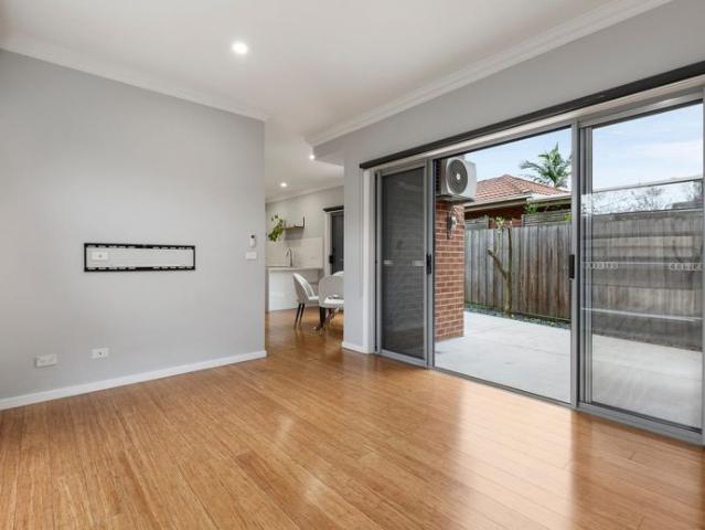 Townhouse for rent in Ruthven, Melbourne