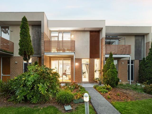 Townhouse for sale in Springthorpe, Melbourne