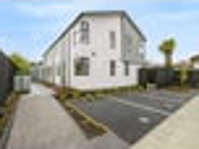 Townhouse for sale in Chaslands, Canterbury