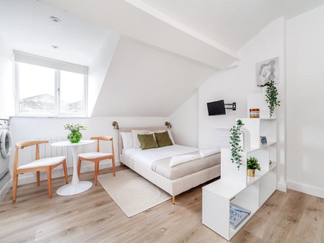 Studio for rent in Brownswood Park, Stoke Newington